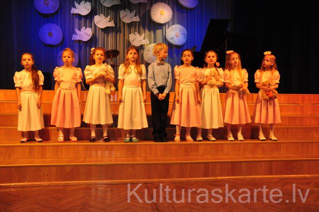 Vokālā ansambļa ''Krāslaviņa'' jaunākie dalībnieki. Svētku rota. 